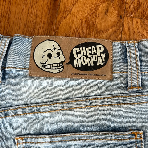 CHEAP MONDAY WASHED BLUE JEAN SHORTS IN SIZE 28 - Picture 4 of 4